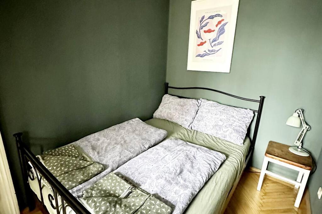 Ruhige & Grosse Altbauwohnung 7min Zum Zentrum Appartamento Vienna